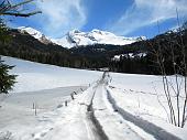 Salita nella bella Valzurio stracolma di neve fino alla Baita Bruseda (1500 m.) il 27 marzo 2010 - FOTOGALLERY